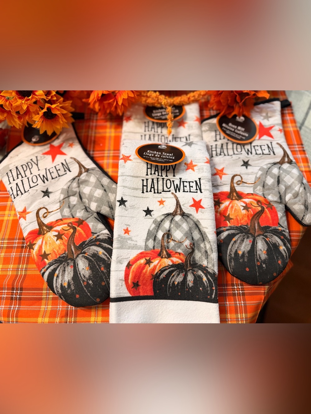 Halloween Kitchen Linens - 4 Piece Bundle. 2 Oven Mitts & 2 Dish Towels